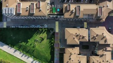 Havadan video çekimi. Evin çatısı. Aşağı bak. Yerleşim alanı. Yaşanacak yer. Şehir planlama. Hiç kimse yok.