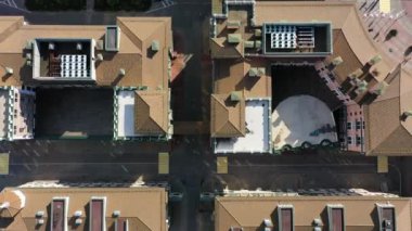 Havadan video çekimi. Evin çatısı. Aşağı bak. Yerleşim alanı. Yaşanacak yer. Şehir planlama. Hiç kimse yok.