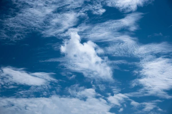 Blue sky. White cloud. It\'s cloudy.