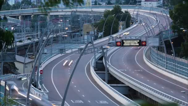 在延时模式下拍摄 汽车在高速公路上的移动 道路的夜间照明 绕行道路 — 图库视频影像