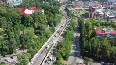 Yol yukarıdan görünüyor. Devam edelim. Şehir trafiği. Hava videosu. Şehir hayatı. Sokak. Bir sürü araba. Otoyol. 