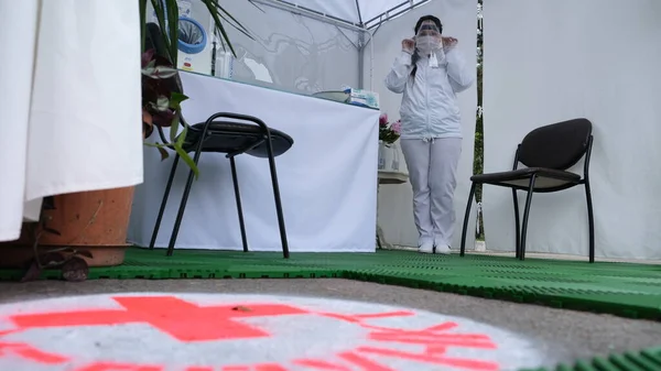 Sochi, Rusya - 01.06.2020 Ambulans doktoru. Covid 19 'un sağlık kontrolü. Hemşire hanım. Karantinaya alın. Salgın. Coronavirus. Yüzünde koruyucu bir maske vardı. Beyaz bir elbise.. 