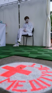 Sochi, Rusya - 01.06.2020 Ambulans doktoru. Covid 19 'un sağlık kontrolü. Hemşire hanım. Karantinaya alın. Salgın. Coronavirus. Yüzünde koruyucu bir maske vardı. Beyaz bir elbise.. 