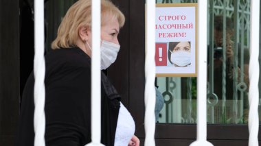 Sochi, Rusya - 06.01.2020 Koruyucu tıbbi maske takan bir kadın. Tamamen maskeli mod. - Güvenlik. Sağlığa. covid 19