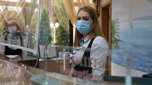Сочи Россия 2020 Девушка Защитной Медицинской Одноразовой Маске Прием Отель — стоковое фото