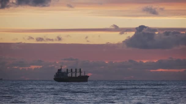 Nave Transporte Mar Hermosa Puesta Sol Naranja Buenas Tardes Envío — Vídeo de stock