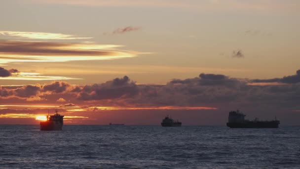 Nave Transporte Mar Hermosa Puesta Sol Naranja Buenas Tardes Envío — Vídeo de stock