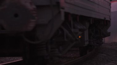 Demiryolu. Tren rayların üzerinde. Yavaş çekim. Nakliye aracı. - Araba. Trafik ışıkları..