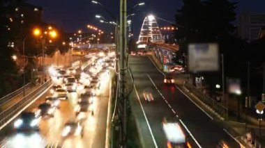 Akşam yolunda yoğun bir araba hareketi var. Sokakları gece aydınlatması. Trafik vardı. Bir sürü araba. Işıklar. Işık. Aydınlatma. Zaman aşımı videosu. 