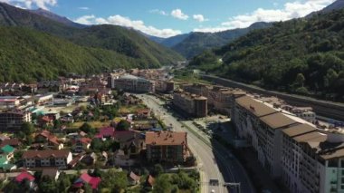 Hızlı araba trafiği. Akşam sokak ışıkları. Yoğun trafik. Zaman aşımı. 