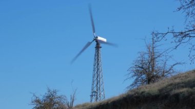 Rüzgar çiftliği. Bıçaklar. Rüzgâr. Elektrik var. Bağımsızlık. Doğal kaynaklar. Ekoloji. Mavi gökyüzü. Rüzgar türbini sahada
