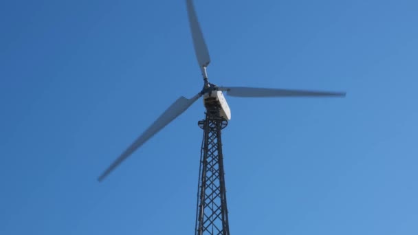 Un parc éolien. Des lames. Du vent. L'électricité. L'indépendance. Les ressources naturelles. L'écologie. Ciel bleu. éolienne sur le terrain — Video