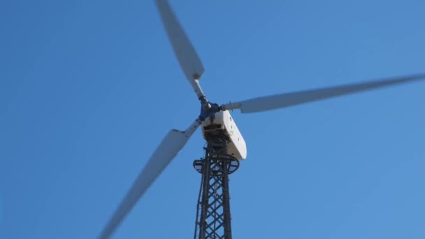 Um parque eólico. Lâminas. Vento. Electricidade. Independência. Recursos naturais. Ecologia. Céu azul. turbina eólica em campo — Vídeo de Stock