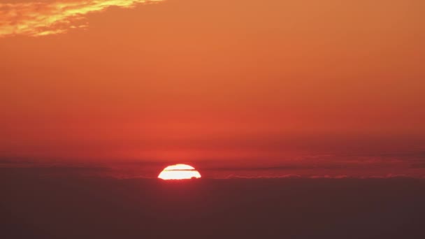 돈. 태양의 움직임. 해 가 뜨네. 수평이야. 햇빛이요. 좋은 아침. — 비디오