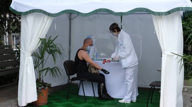 Sochi, Rusya - 01.06.2020 Doktor hastaların sıcaklığını ölçer. Sağlık analizi. Önlem olarak. Sağlık kontrolü. COVID 19.