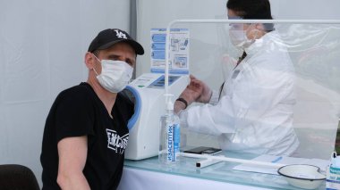 Sochi, Rusya - 06.01.2020 Doktor randevusundaki bir adam. Sağlık kontrolü. Analizler. Enfeksiyon. Virüs. Covid 19. Doktor bey. Ambulans!. 