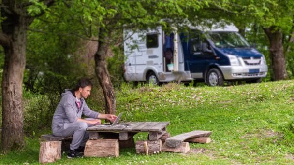 Jeune Homme Travaille Dans Nature Assis Une Table Plein Air — Video