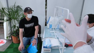 Sochi, Rusya - 06.01.2020 Doktor randevusundaki bir adam. Sağlık kontrolü. Analizler. Enfeksiyon. Virüs. Covid 19. Doktor bey. Ambulans!. 
