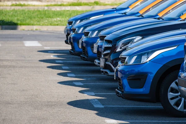 Niebieskie Samochody Stoją Rzędzie Parkowanie Kapturek Światła — Zdjęcie stockowe