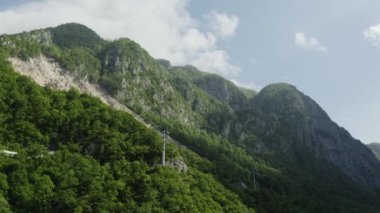 Güzel yüksek dağlar. Yeşil ağaçlar. Açık mavi gökyüzü. Kuzey Kafkasyalı. Soçi. Hava videosu. Vahşi yaşam. 