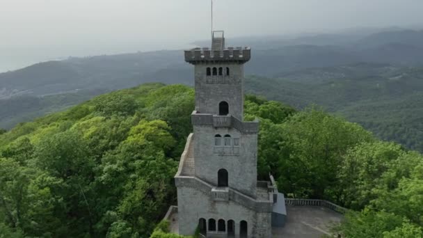 Toren Berg Ahun Sotsji Luchtopname Hoge Bergen Groene Bomen Het — Stockvideo