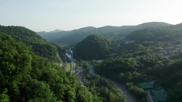 Schöne Aussicht Auf Die Berge Und Den Fluss Grüne Bäume — Stockvideo