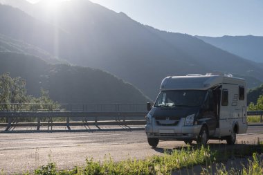 Bir karavan. Tekerlekli bir ev. Kampçı. Dağlarda dinlenin. Karavan. Arabayla yolculuk. Dağlara bir gezi. Oto yıkama. - Evet. Yüksek kalite fotoğraf