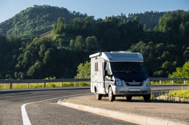 Aile tatili karavanı, karavan gezisi, karavan tatili. Dağlarda tatil. Yüksek kalite fotoğraf