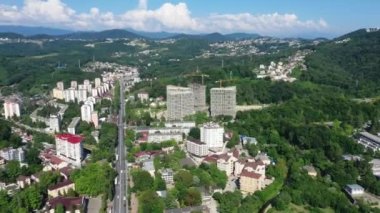 Şehrin panoramik manzarası kuş bakışı. - Şehrin yerleşim bölgesi. Soçi. Dagomyler. Açık mavi gökyüzü. Deniz kenarında bir şehir. 