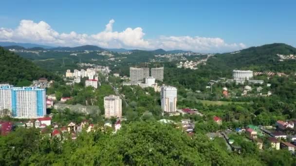 从鸟瞰的角度来看城市的全景 城市的住宅区 索契Dagomys 晴朗的蓝天 海边的一座城市 — 图库视频影像