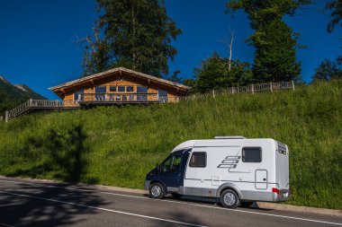 Tekerlekli bir ev. Bir karavan. Karavan. Kampçı. Dağlarda dinlenin. Bir minibüs. Bağımsızlık. Yüksek dağlar. Özgürlük için. Turizm. Yolculuk. Yüksek kalite fotoğraf