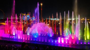 Sochi, Rusya - 06.06.2020 Sochi Parkı. Çeşme gösterisi. Akşam ışıkları. Su jetleri. Manzara. Lazer gösterisi. Olympic Park 'ta. Rusya. 