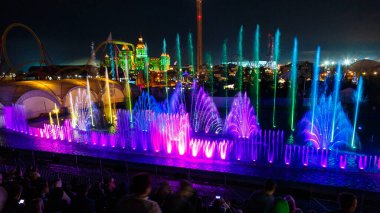 Sochi, Rusya - 06.06.2020 Sochi Parkı. Çeşme gösterisi. Akşam ışıkları. Su jetleri. Manzara. Lazer gösterisi. Olympic Park 'ta. Rusya. 