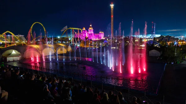 Sochi Rusland 2020 Sochi Park Fontein Show Avondverlichting Waterstralen Uitzicht — Stockfoto