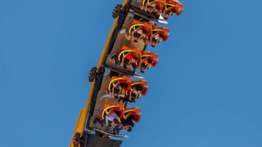 Sochi, Rusya - 06.06.2020 Sochi Parkı. Çekicilik. Hız treni. Komik insanların yüzleri. Bir aile olarak dinlen. Atlıkarınca. 