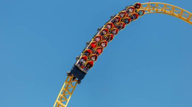 Sochi, Rusya - 06.06.2020 Sochi Parkı. Çekicilik. Hız treni. Komik insanların yüzleri. Bir aile olarak dinlen. Atlıkarınca. 