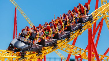 Sochi, Rusya - 06.06.2020 Sochi Parkı. Çekicilik. Hız treni. Komik insanların yüzleri. Bir aile olarak dinlen. Atlıkarınca. 
