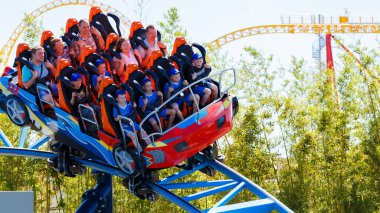Soçi, Rusya - Haziran 06.2020: Çocuklar lunaparkta bir eğlence parkına biniyorlar. Hız treni. Bir sürü çocuk.. 