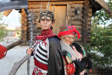 Sochi, Rusya - Haziran 06, 2020: Lunaparktaki animasyoncular. Aktör. Baba yaga ve Ölümsüz Koshchei. Pandomim. Makyaj. Sochi Parkı. 