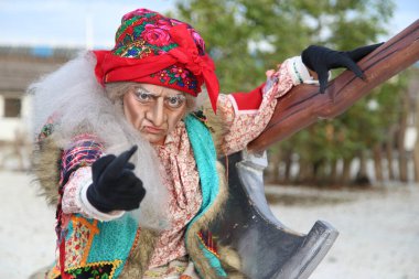 Sochi, Rusya - Haziran 07 2020: Baba Yaga. Sochi Parkı. Oyunculuk. Bir Rus masalından harika bir karakter. Yaşlı bir kadın. Cadılar Bayramı kostümü. 