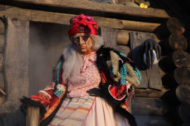 Sochi, Rusya - Haziran 07 2020: Baba Yaga. Sochi Parkı. Oyunculuk. Bir Rus masalından harika bir karakter. Yaşlı bir kadın. Cadılar Bayramı kostümü. 