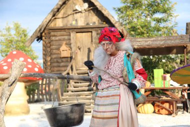 Sochi, Rusya - Haziran 07 2020: Baba Yaga. Sochi Parkı. Oyunculuk. Bir Rus masalından harika bir karakter. Yaşlı bir kadın. Cadılar Bayramı kostümü. 