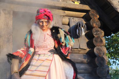 Sochi, Rusya - Haziran 07 2020: Baba Yaga. Sochi Parkı. Oyunculuk. Bir Rus masalından harika bir karakter. Yaşlı bir kadın. Cadılar Bayramı kostümü. 