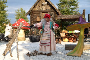 Sochi, Rusya - Haziran 07 2020: Baba Yaga. Sochi Parkı. Oyunculuk. Bir Rus masalından harika bir karakter. Yaşlı bir kadın. Cadılar Bayramı kostümü. 