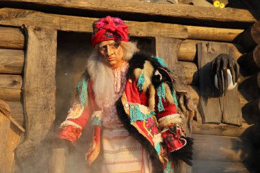 Sochi, Rusya - Haziran 07 2020: Baba Yaga. Sochi Parkı. Oyunculuk. Bir Rus masalından harika bir karakter. Yaşlı bir kadın. Cadılar Bayramı kostümü. 