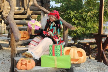 Sochi, Rusya - Haziran 07 2020: Baba Yaga. Sochi Parkı. Oyunculuk. Bir Rus masalından harika bir karakter. Yaşlı bir kadın. Cadılar Bayramı kostümü. 