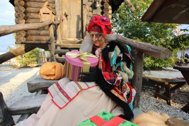 Sochi, Rusya - Haziran 07 2020: Baba Yaga. Sochi Parkı. Oyunculuk. Bir Rus masalından harika bir karakter. Yaşlı bir kadın. Cadılar Bayramı kostümü. 
