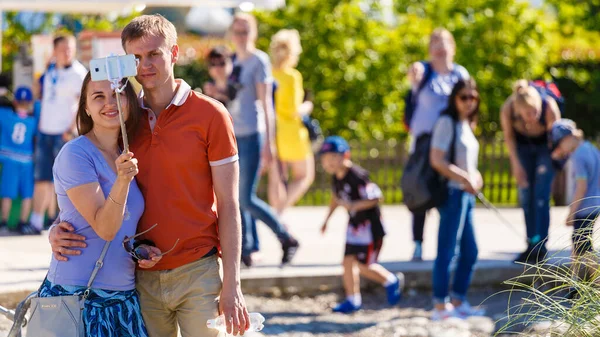 Sochi Rússia Junho 2020 Pais Com Filhos Descansam Parque Diversões — Fotografia de Stock