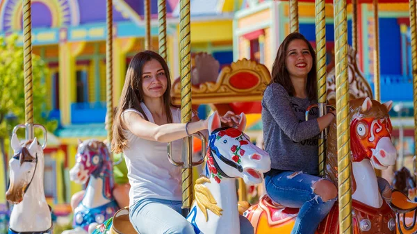 Sochi Ryssland Juni 2020 Föräldrar Med Barn Vilar Nöjesparken Familjeparken — Stockfoto