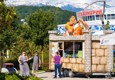 Soçi, Rusya - 8 Haziran 2020: Çocuklu ebeveynler lunaparkta dinleniyor. Aile parkı. Sochi Parkı. Çıktı. Tatilde. Güneşli bir yaz günü. Tatil günü. Eğlence. 